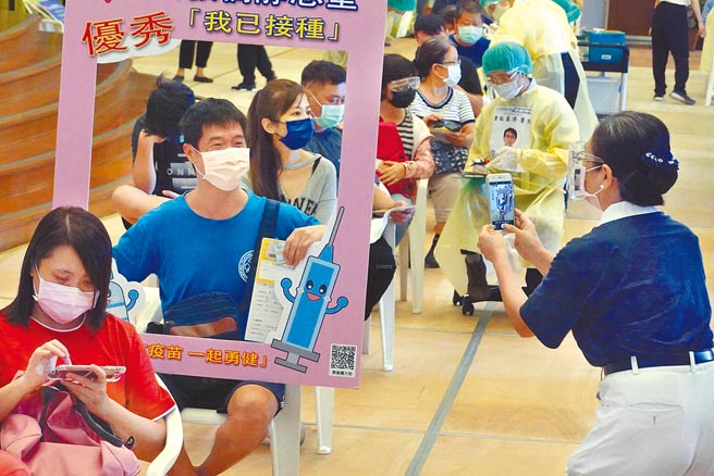 新北市板橋區大觀路的慈濟板橋園區疫苗接種站23日持續提供注射服務。（姚志平攝）