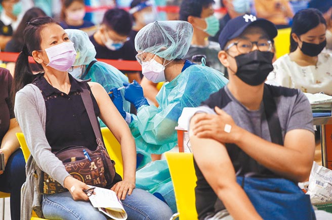 中华民国防疫学会理事长王任贤说，莫德纳疫苗抗体升得快、掉得也快，临床试验结果是4周后就需追加第二剂，现在却延到10到12周，这6周空窗期，第一剂保护力可能下降到趋近于零。（范扬光摄）