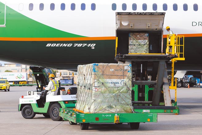 國民黨主席江啟臣提醒，提高疫苗到貨率才有辦法催出施打率，能否即時到貨才是重點。（陳麒全攝）