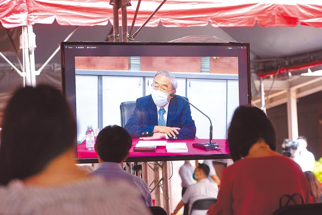 台化23日举办股东会，董事长王文渊宣布卸下董事长职务，将交由专业经理人接手。（王德为摄）