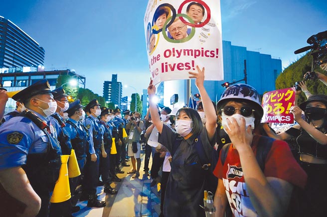 东奥在严重疫情下进行，开幕式场外仍有日本民眾抗议。（美联社）