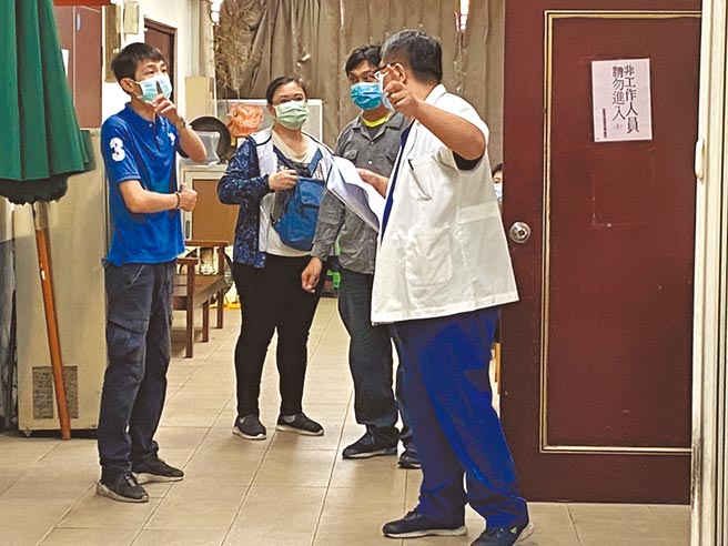 不幸在雨中疑触电身亡的高姓女子遗体，23日由检警和法医初步相验，高女哥哥（右二）和家属到殡仪馆了解。（石秀华摄）