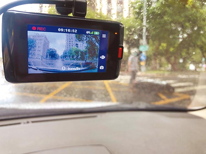 台北市政府订有影像核发奖励金，凡是民眾提供行车纪录器影像画面，最高可获得1万元奖金，北市警察局交通警察大队迄今已核发逾80万元奖金。（台北市警察局交通警察大队提供／黄婉婷台北传真）