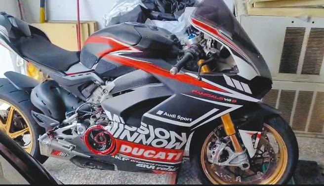 台中市警第五分局查到陈姓男骑士危险驾驶，依《道路交通管理处罚条例》开罚，移请检方将该重机没收或函请监理将该车没入。（台中市警第五分局提供／张妍溱台中传真）