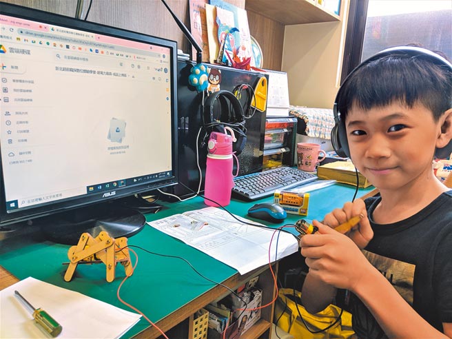 义学国小翁右伦参加三民高中职探中心「超电力霸犇」线上育乐营，亲手完成机器人。（新北市教育局提供／戴上容新北传真）