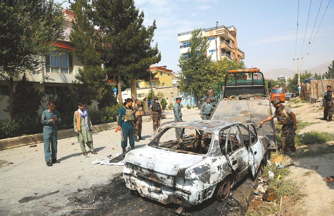 美军即将全面撤出阿富汗，当地局势恶化，民兵组织塔里班加大在各地攻势，图为首都喀布尔总统府附近，日前遭火箭弹袭击。美国官员22日透露，美军过去30天在阿境发动6次空袭，以支持阿国安全部队对抗塔里班。（新华社）