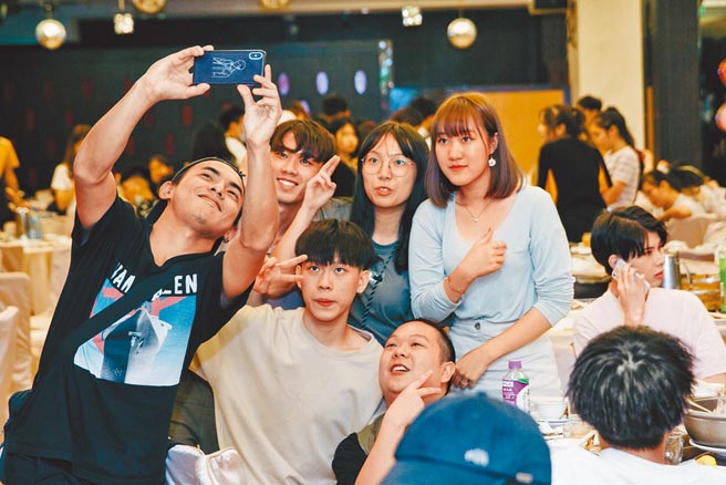 陆委会已着手规画在台停留的大陆人士，包括陆生、企业人士及部分「小明们」等施打新冠疫苗作业。图为铭传大学迎接陆侨生，为其举办餐会。（本报资料照片）