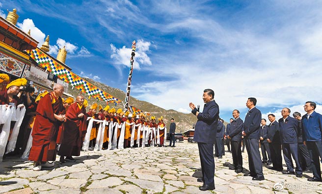 大陆国家主席习近平21日到西藏考察，是他接班以来，首次到西藏，他此行还到藏南林芝，视察川藏铁路建设。（摘自新华网）