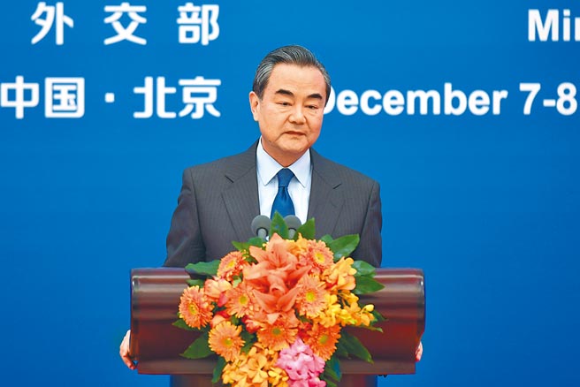 針對美國財政部日前將香港中聯辦7名副主任列入特別指定國民清單，實施金融制裁，中國外交部23日宣布，將根據《反外國制裁法》對美國前商務部長羅斯等7個美方人員和實體實施制裁。圖為中國外交部長王毅資料照片。（中新社）