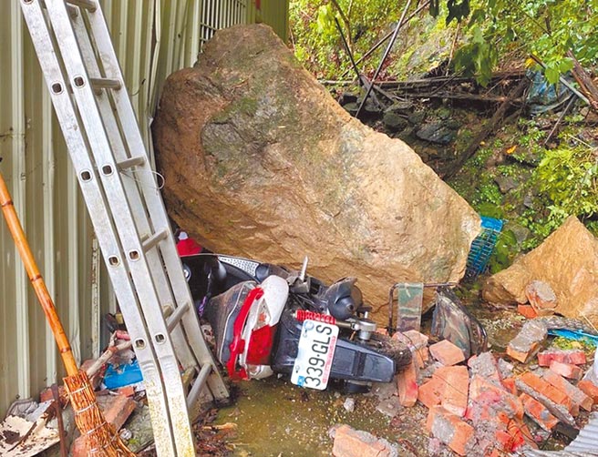 尖石乡嘉乐村惊传巨石砸中民宅，幸好屋内一家三口均未受伤，已暂时安置于村办公室。（吕金龙提供）