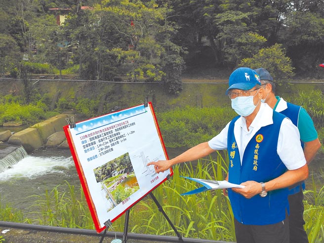 南投县长林明溱23日会勘鱼池溪。（南投县政府提供／廖志晃南投传真）