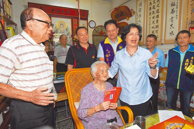 彰化县政府鼓励各乡镇公所採用双轨制发放重阳礼金，以匯款或现金方式，供长辈选择。（本报资料照片）