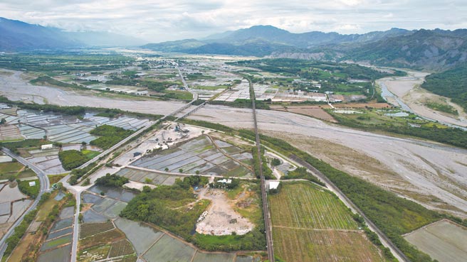 因应台东县焚化炉重启作业，台东县环境保护局有意将垃圾焚化后产生的飞灰放置于鹿野乡垃圾掩埋场，引起当地反对声浪。（民眾提供／蔡旻妤台东传真）