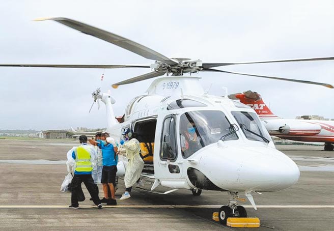 颱风天澎湖救护车及直升机陆空接力后送高雄及时救回伤者断指。（凌天航空提供／陈可文澎湖传真）