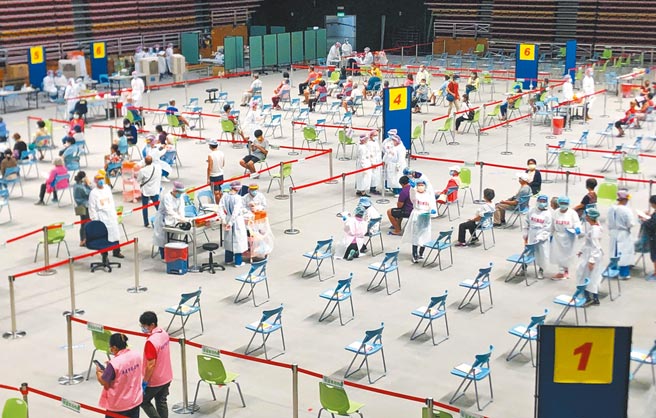 屏東縣65歲以下民眾登記疫苗施打意願偏低，屏縣府急喊話，呼籲盡快上網登記意願，提升疫苗覆蓋率。（屏縣府提供／林和生屏東傳真）