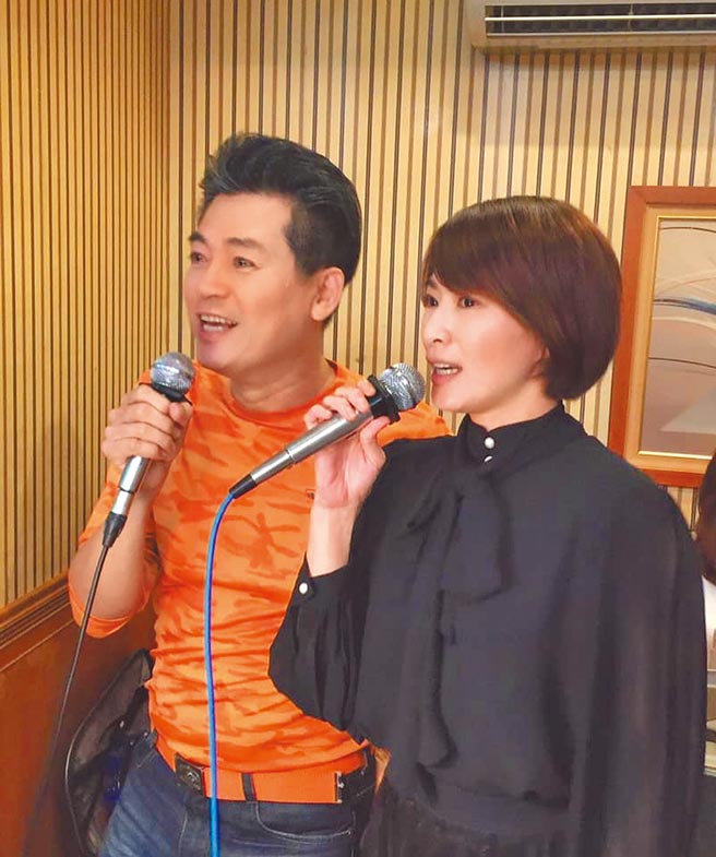 侯怡君（右）和萧大陆的婚姻未受小三风波影响。（摘自脸书）