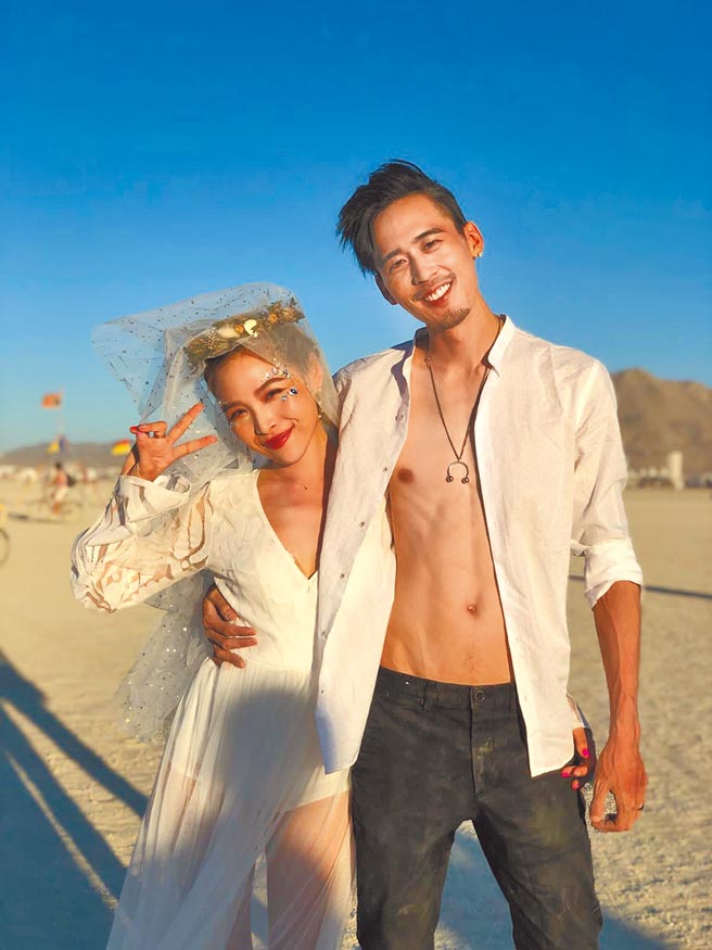 麻吉弟弟（右）甜蜜告白老婆是灵魂伴侣。（经纪人提供）