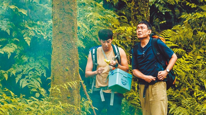 王识贤（右）和廖威廉在山林中拍摄採菇戏。（东森、映画提供）