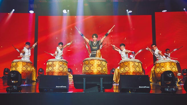 古曜威（中）年初表演战鼓，现场演出即将首播。（家扶基金会提供）