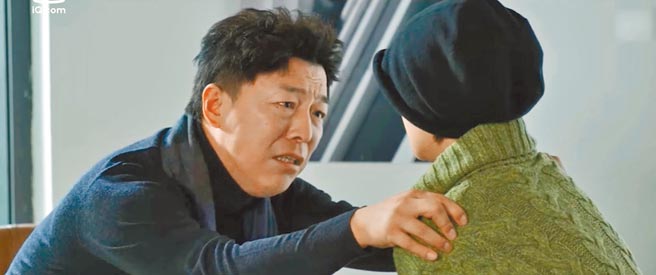 黄渤（左）剧中角色是「数字男一号」，举手投足展露殿堂级演技。（爱奇艺国际站提供）