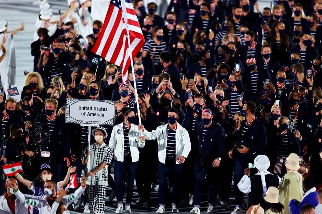 美国奥运代表队23日以海军蓝外套搭配牛仔裤亮相东京奥运开幕式会场，不过这套出自名设计师雷夫罗伦（Ralph Lauren）之手的队服被美国民众嫌到翻。（图／TPG、达志影像）(photo:ChinaTimes)