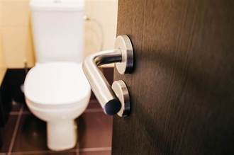 廁所傳染病毒風險 與馬桶形式大有關係 重症醫3提醒