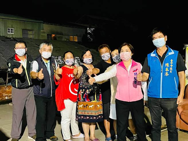 杨琼璎赴杨勇玮后里家中道贺及喝采。（摘自杨琼璎脸书）