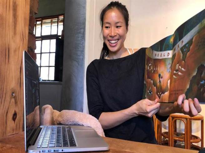 投稿者黄心恬在线上与亲子同乐。(信义房屋提供)