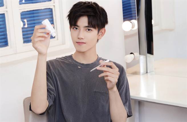 陈飞宇爸爸是着名导演陈凯歌，妈妈是知名演员陈红。(图／翻摄自微博)