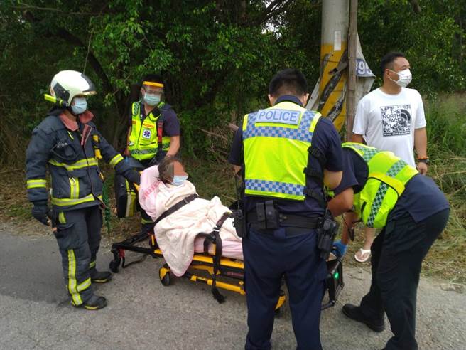 消防局派遣特搜队运用专业器材涉水救援，费九牛二虎之力，方将陈姓男子抢救上岸，及时提供保暖棉被及饮用水。（民眾提供）