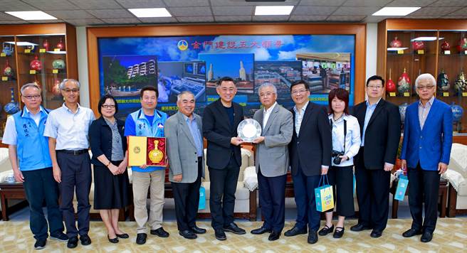 楊鎮浯縣長接見返鄉探親的新加坡金門會館主席蔡其生一行。（檔案照片／金門縣府提供）