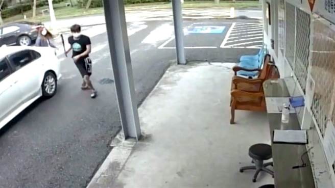 宜兰县游姓男子不满女友座车遭拖吊，持球棒到汽车拖吊保管场砸毁玻璃。（读者提供／李忠一宜兰传真）