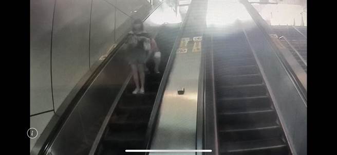 捷运车站上下电扶梯最容易出现偷拍色狼利用高低落差犯案。（图／李文正翻摄）