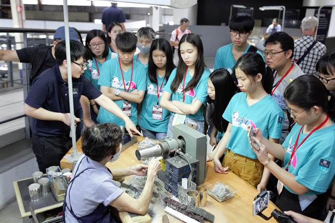 為培育新住民子女，新北市2015年開辦新住民昂揚培力計畫，今年雖因疫情無法送學生出國，但仍在舉行3天線上營隊，55位高中職學生與海外大老闆面對面Online。（教育局提供）