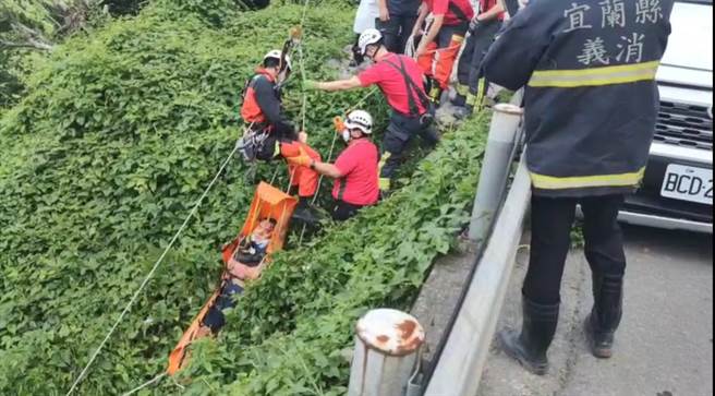 一辆轿车自撞苏花公路护栏后，车内驾驶离奇飞出滚落10余米深边坡，警消利用吊挂救援。(读者提供)