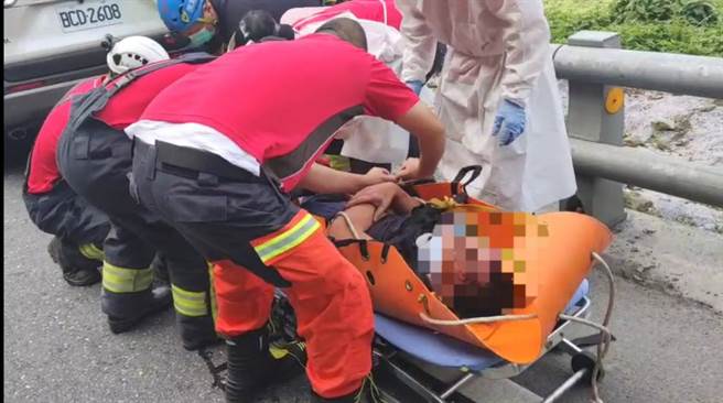 一辆轿车自撞苏花公路护栏后，车内驾驶离奇飞出滚落10余米深边坡，警消利用吊挂救援。(读者提供)