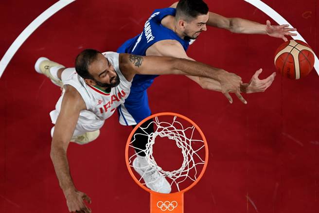 伊朗中锋哈达迪(左)跟捷克后卫萨托纳斯基争抢篮板球。(路透)