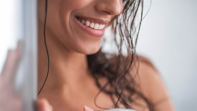 英國一名女子日前收到鄰居紙條，才驚覺她們在浴室中的一舉一動都被外人看光。圖片為示意圖非本人（圖／shutterstock）