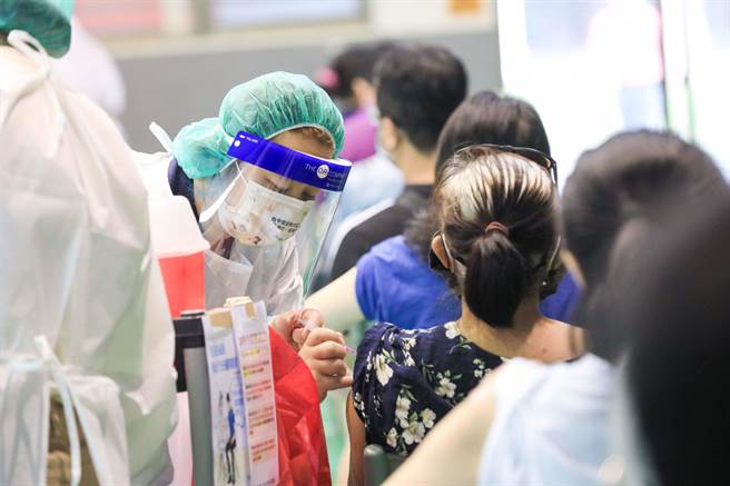 市議員為2萬多名補教業請命，要求市府應補助篩檢並儘速安排疫苗施打。（陳世宗攝）