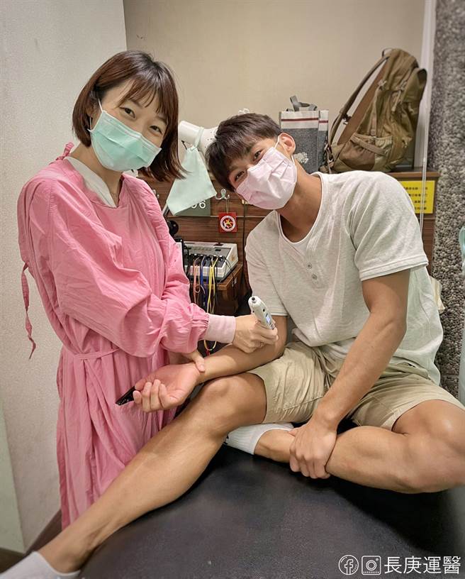 楊勇緯選手於東京奧運出發前至高雄長庚接受郭純恩醫師治療 (圖／長庚運動醫學團隊提供)