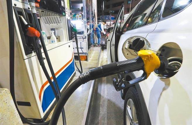 油价震盪起伏 汽油调降0.2元 柴油调涨0.1元。(本报资料照片)