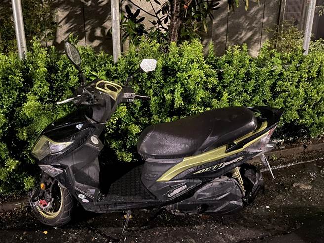 台中失窃的黑色机车被窃嫌骑到南投，员警弃而不舍追查，当天深夜即寻获并逮捕窃嫌。（东势分局提供／王文吉台中传真）