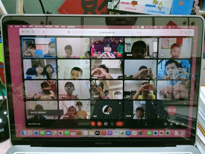 花莲吉安乡立幼儿园停课不停学期间，学童藉视讯上课时，常常向老师表达想提早返回校园的渴望。（吉安乡公所提供／罗亦晽花莲传真）