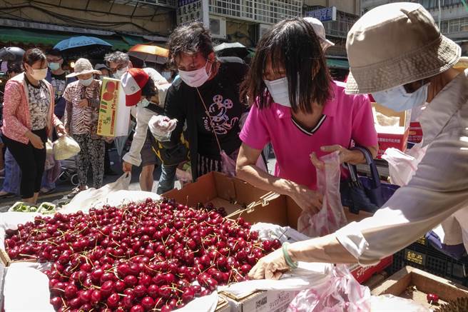 买菜市民为了抢购蔬果，大家挤成一团。（图／记者黄子明摄影）
