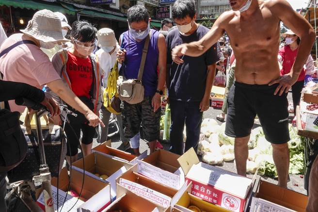 摊商为了方便叫卖，口罩也褪至下巴（右）。（图／记者黄子明摄影）