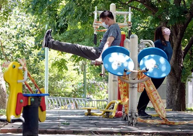 烟花颱风远离，民眾戴着口罩到运动公园伸展筋骨。（图／记者黄世麒摄影）
