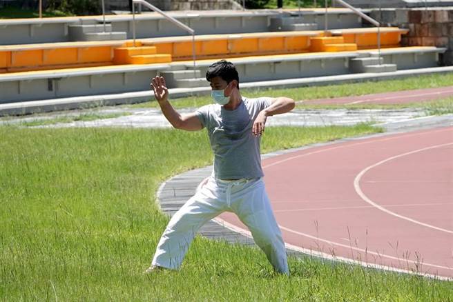 烟花颱风远离，民眾戴着口罩到运动公园伸展筋骨。（图／记者黄世麒摄影）

