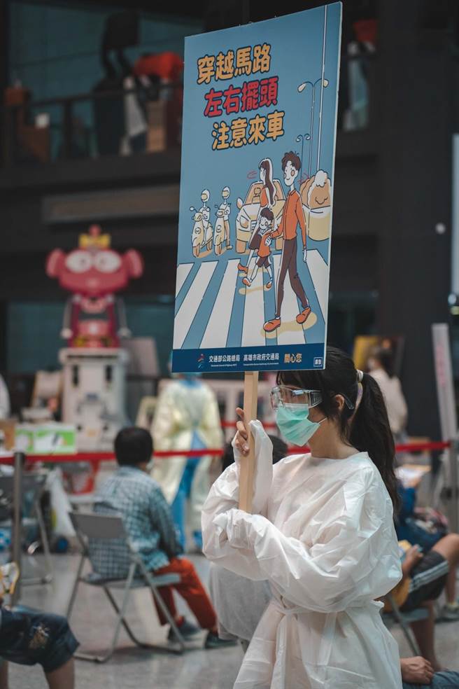 高市府人员在疫苗接种站休息区趁机宣导交安。（交通局提供／石秀华高雄传真）