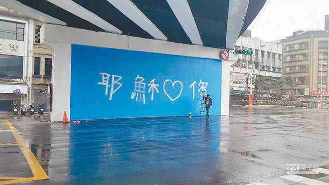 基隆东岸高架桥下屡屡发生车祸，当地人建议拆桥。（中时资料照 黄靖惠摄）