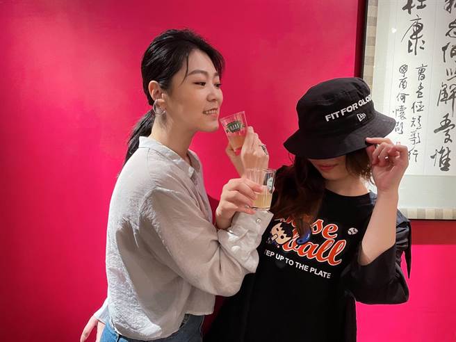 曹雅雯（左）与？te坏特喝交杯酒为金曲入围庆功。（好朋友工作室提供）